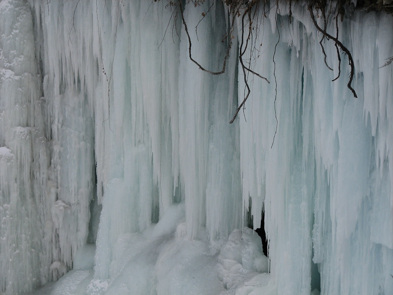 minehaha falls -frozen